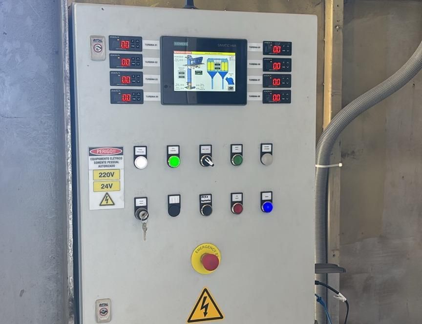 Painel de comando e automação com IHM Siemens e sistema de supervisão
