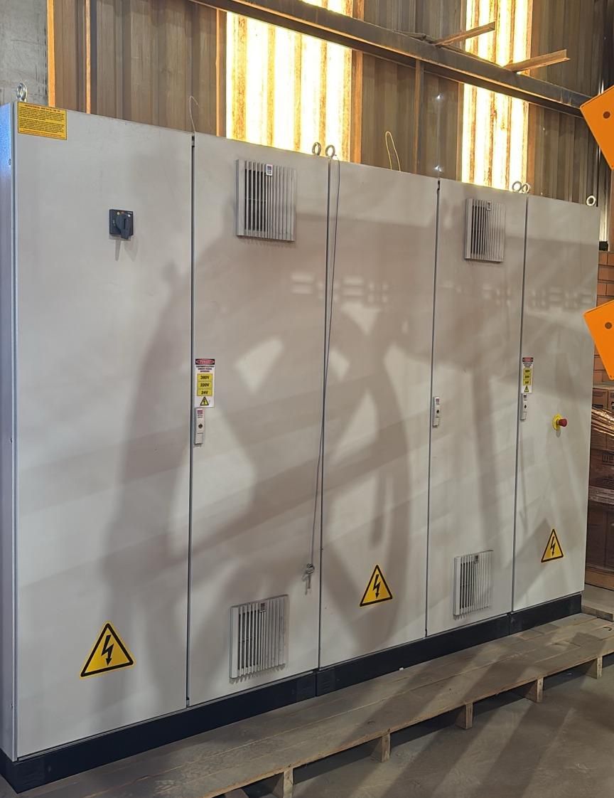 Painel elétrico de potência instalado em ambiente industrial